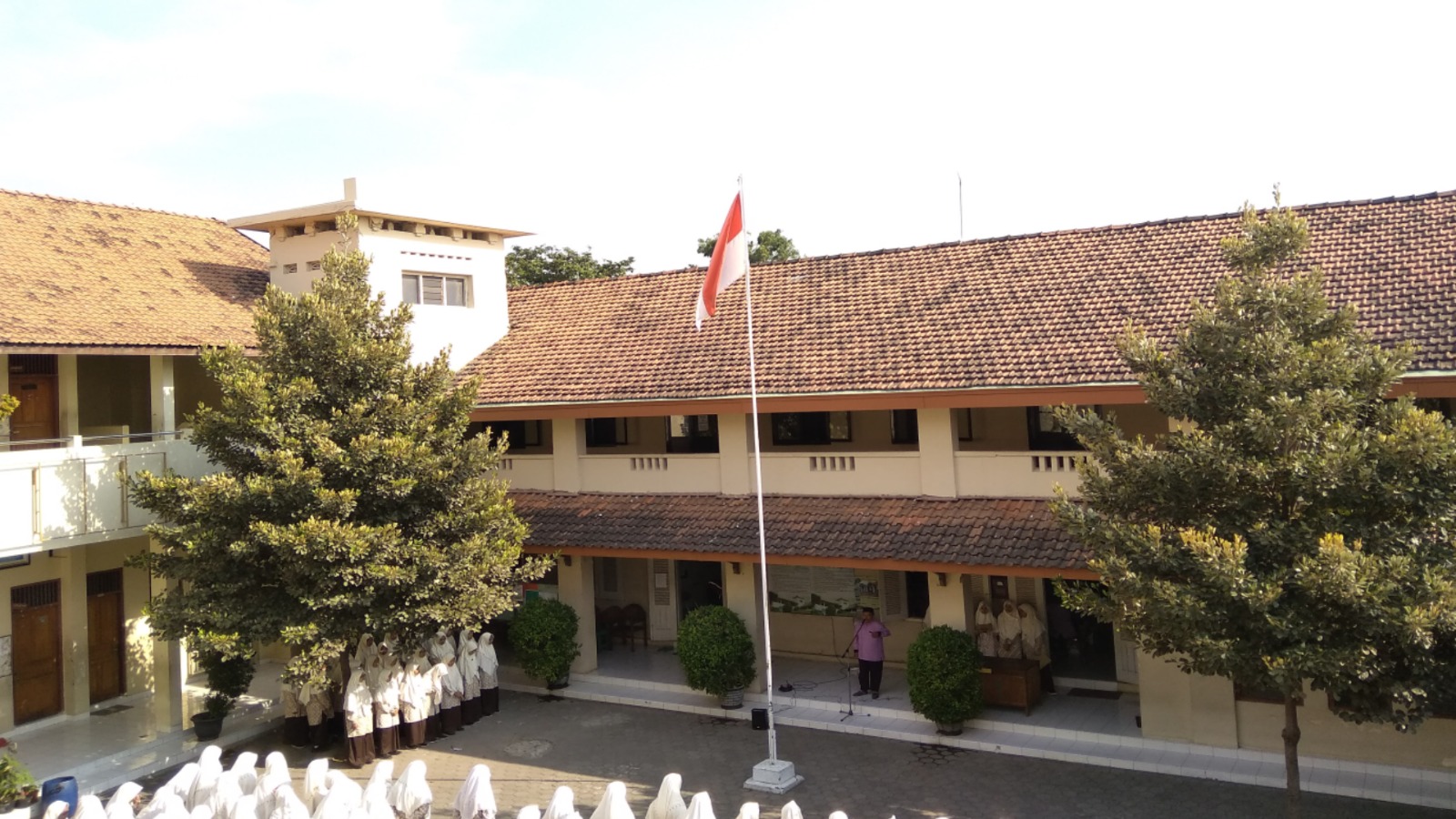 Pesantren modern dengan bangunan utama berarsitektur Islami dan taman yang asri di Yayasan Pendidikan Islam Ma'ahid Kudus